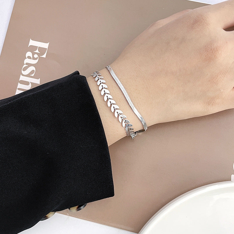 Pulsera minimalista de doble capa de trigo y hojas para mujer con construcción de acero de titanio y baño de oro