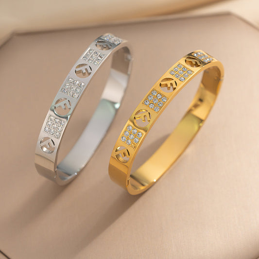 Bracciale a Polsino Rigido da Donna Vintage Minimalista Placcato Oro 18K in Acciaio al Titanio con Lettere Intagliate e Intarsi di Strass