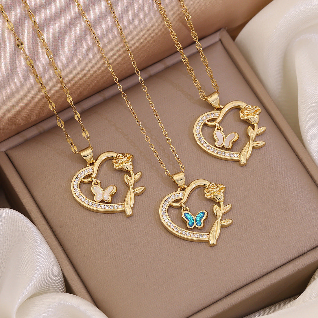 Fashionable Heart-Shaped Copper Pendant Necklace with 18K Gold Plating for Women