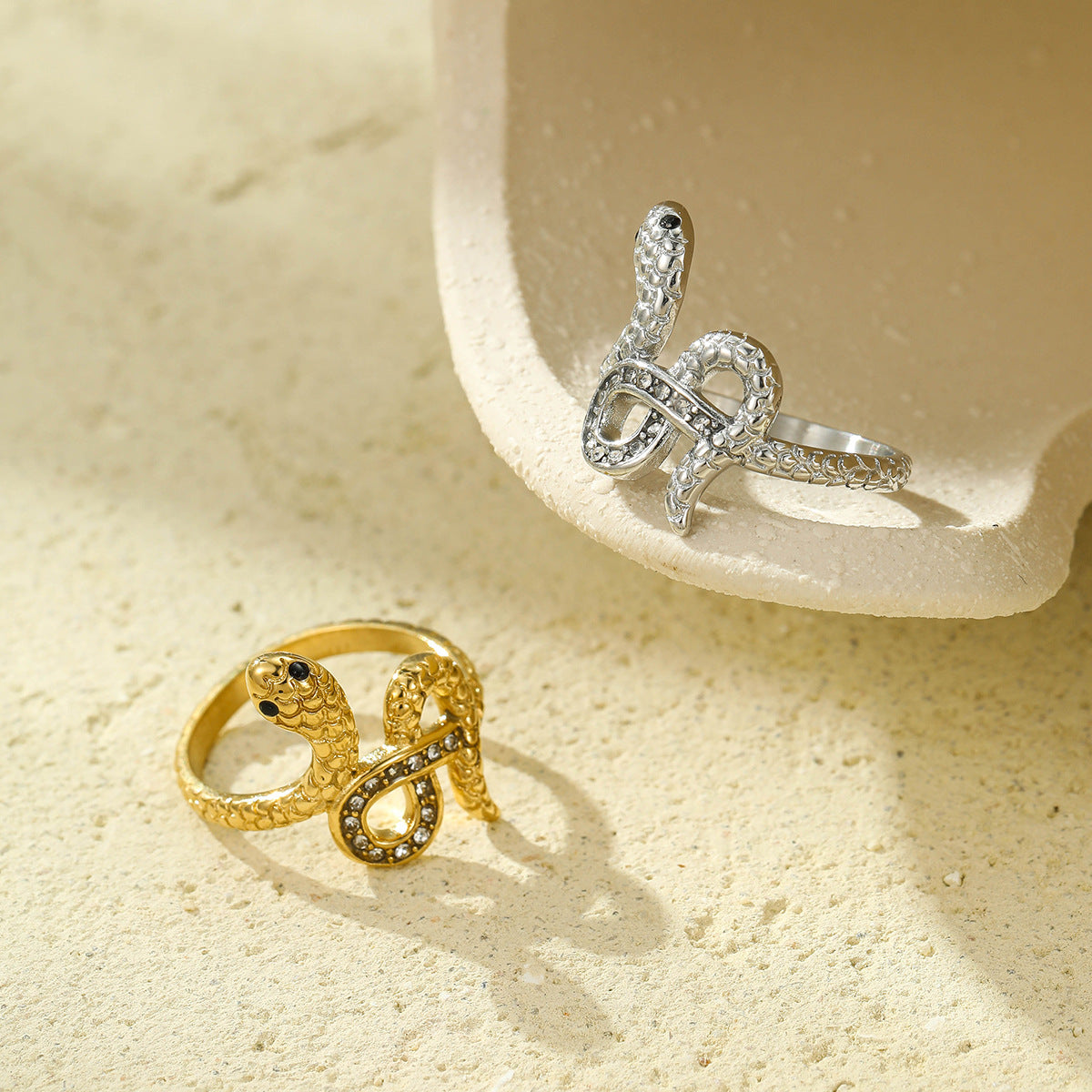 Anello alla moda in acciaio inossidabile a forma di serpente geometrico con dettagli in strass da donna, elettroplaccato per un'eleganza resistente allo sbiadimento