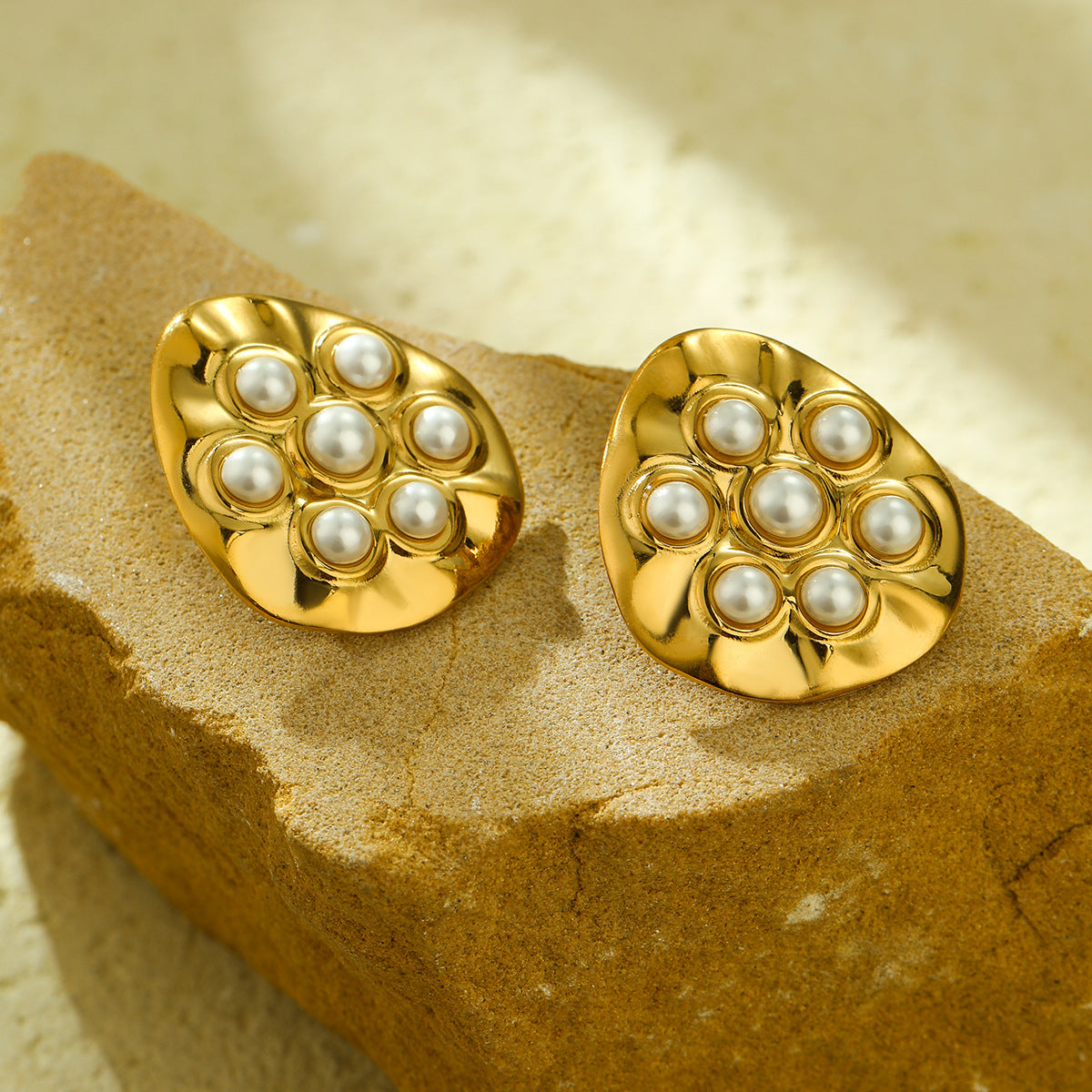 Pendientes geométricos redondos irregulares de estilo vintage en acero inoxidable con baño de oro de 18 quilates e incrustación de perlas