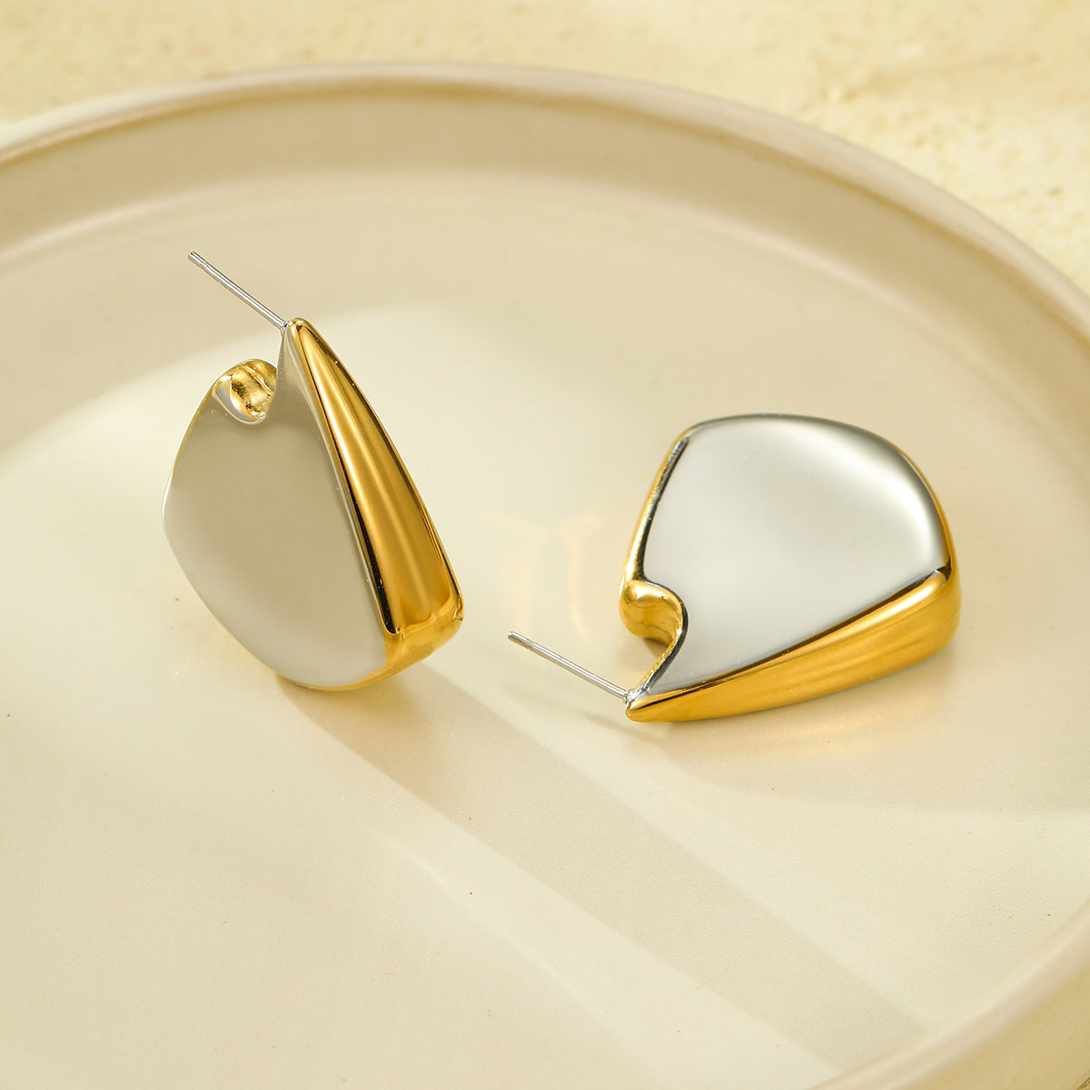 Pendientes minimalistas de acero inoxidable con forma de aleta irregular y acabado chapado para mujer