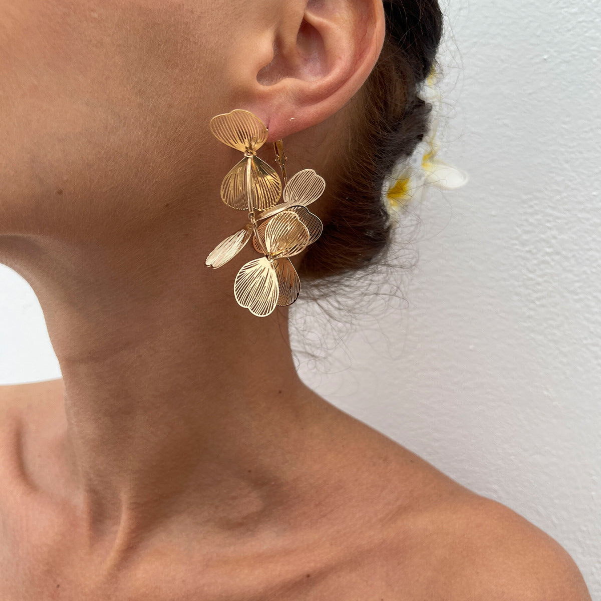 Pendientes minimalistas de hoja de ginkgo con postes de acero inoxidable y aros de hierro galvanizado