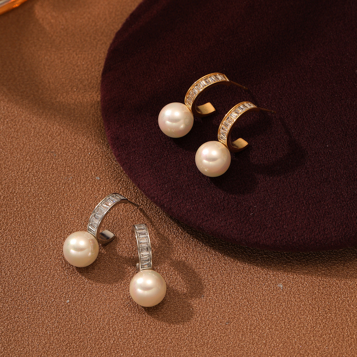 Orecchini da donna di lusso a forma di C con perle e zirconi, in acciaio inossidabile, con design geometrico e finitura placcata