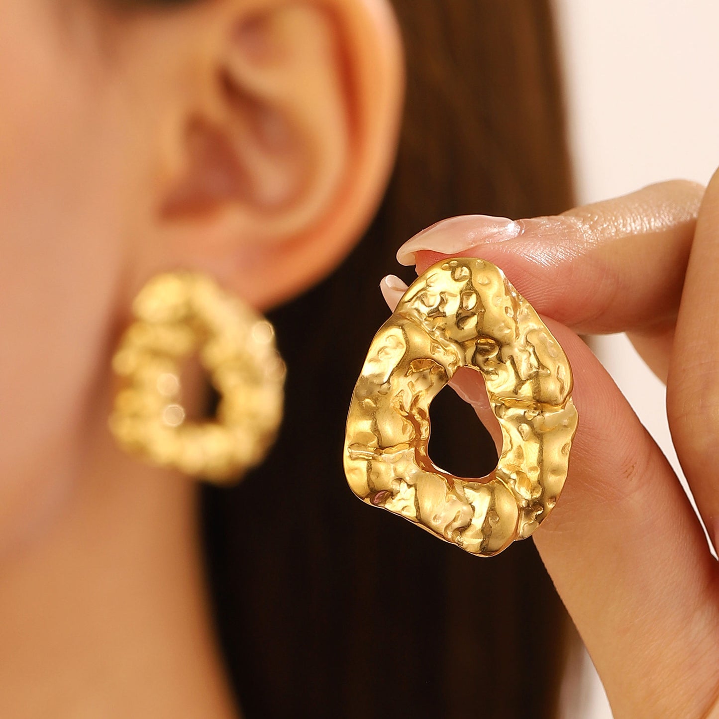 Pendientes Minimalistas Geométricos Cuadrados de Acero de Titanio para Mujer con Acabado Chapado y Diseño Moderno