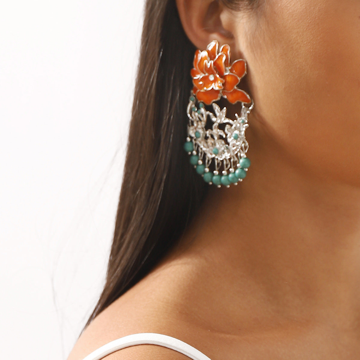 Aretes colgantes llamativos de resina floral bohemia con detalles de diamantes de imitación y postes de acero inoxidable