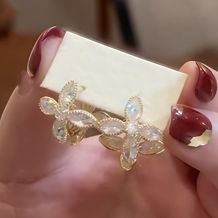 Orecchini a perno con fiori vintage in stile francese con intarsio in zirconi cubici per donna, base in rame con perni in acciaio