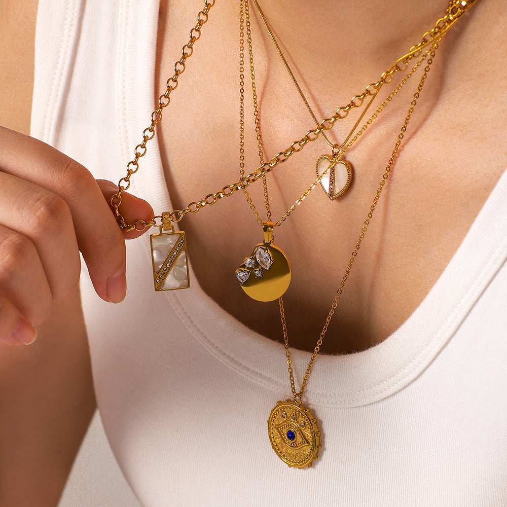 Collana con ciondolo a cuore geometrico vintage in acciaio inossidabile con intarsio di zirconi e madreperla bianca naturale, finitura placcata oro 18 carati