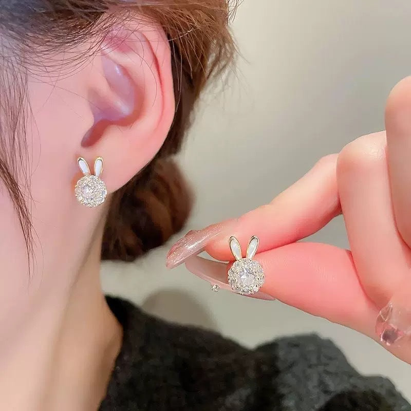 Set di collana con ciondolo a coniglio rotante di lusso leggero con rame placcato oro e accenti di zirconi per donna