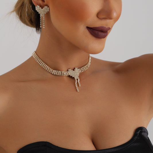 Conjunto de collar con colgante de corazón de moda con detalles de diamantes de imitación, cadena de metal chapado, collar de mujer en capas y pendientes a juego