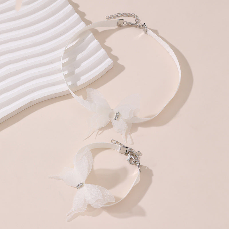 Collana Minimalista con Ciondolo a Farfalla per Bambine, Fascino a Farfalla e Fiocco in Resina su Catena di Perline con Finitura Smaltata, Lunghezza Regolabile