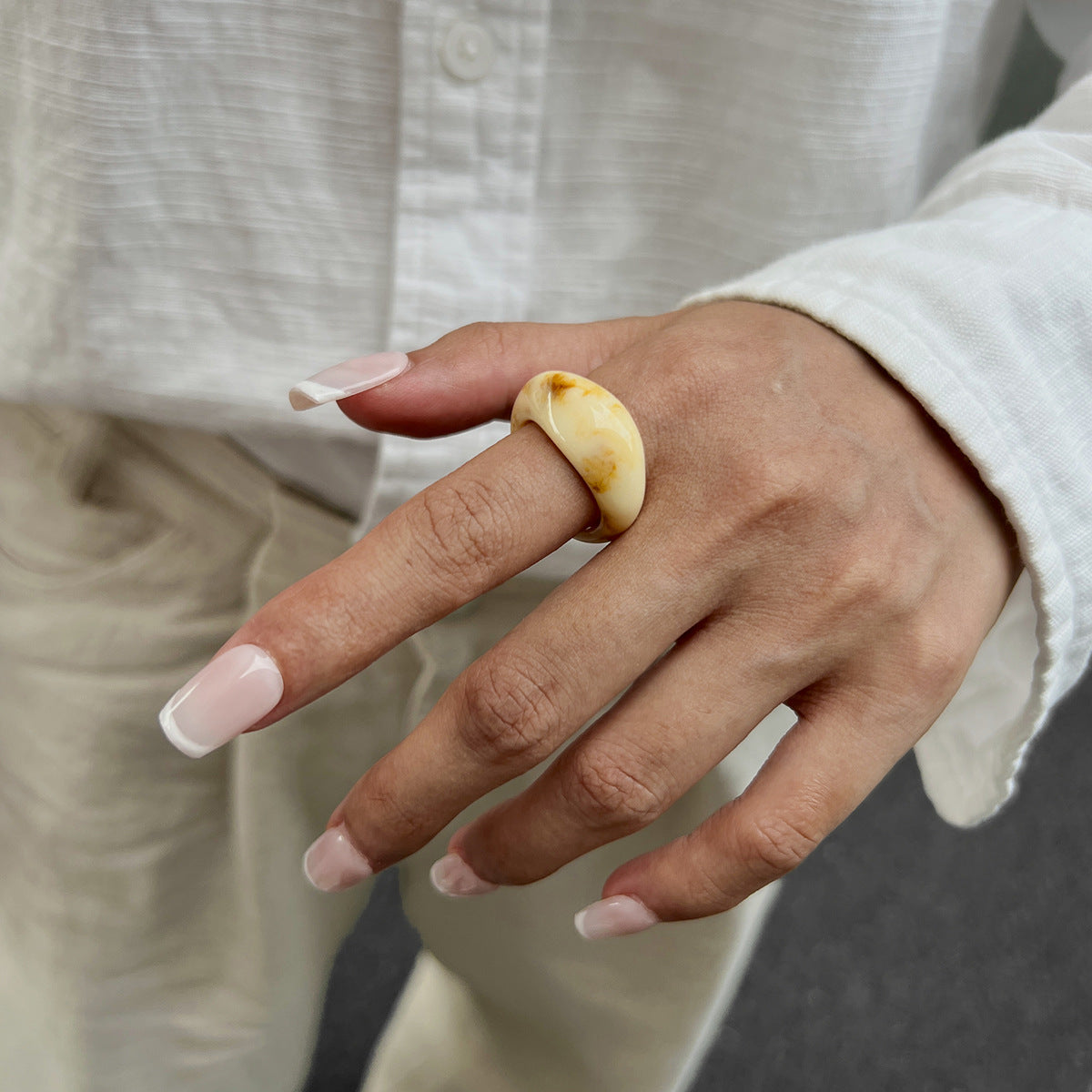 Anello da donna in resina geometrico minimalista con effetto marmorizzato e finitura epossidica lucida