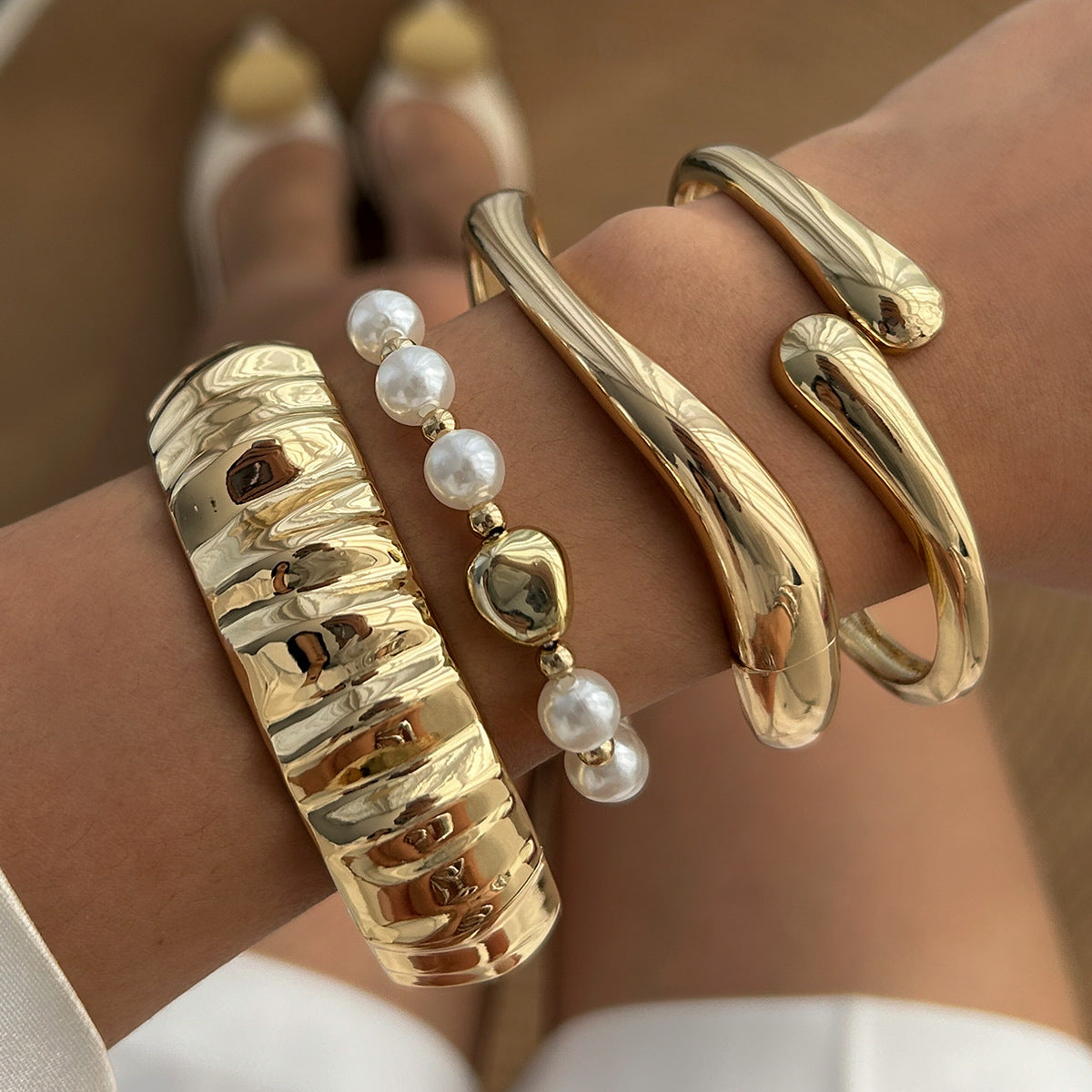 Pulsera de aleación ondulada irregular estilo punk con perlas de imitación para mujer
