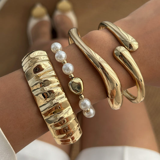 Bracciale da donna in lega a onda irregolare stile punk con perline a goccia di perle simulate