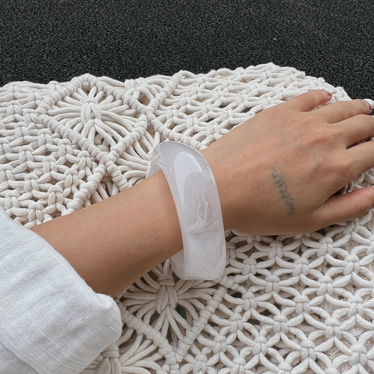 Bracciale rigido aperto da donna in lega con finitura placcata, effetto iridescente colorato e design geometrico, stile retrò ondulato