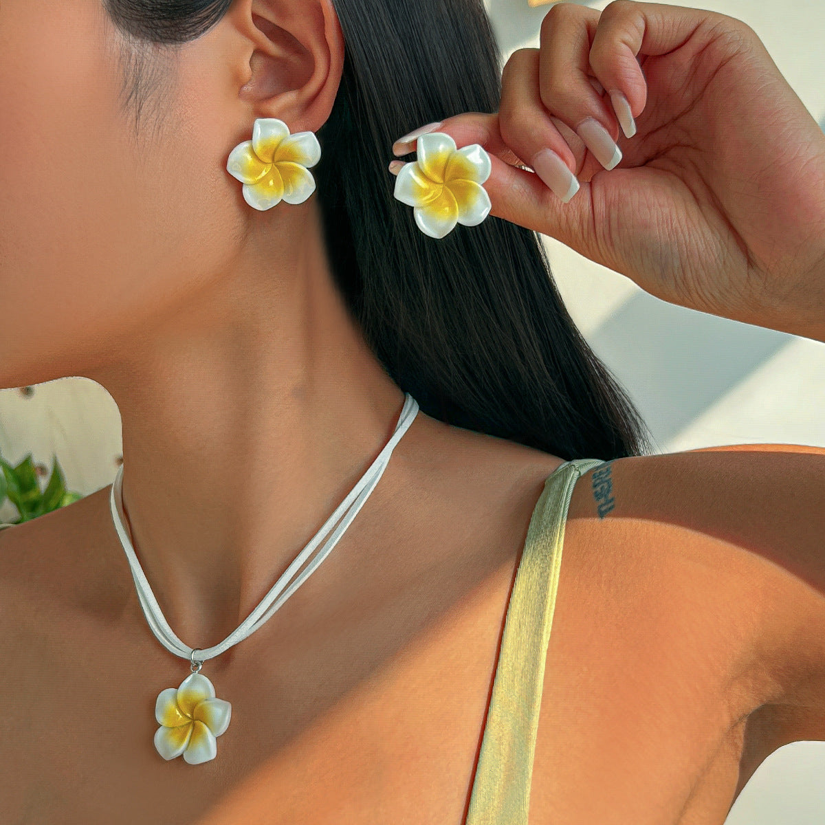 Collar con colgante floral minimalista para mujer con dije de pétalo acrílico y cadena de terciopelo coreano