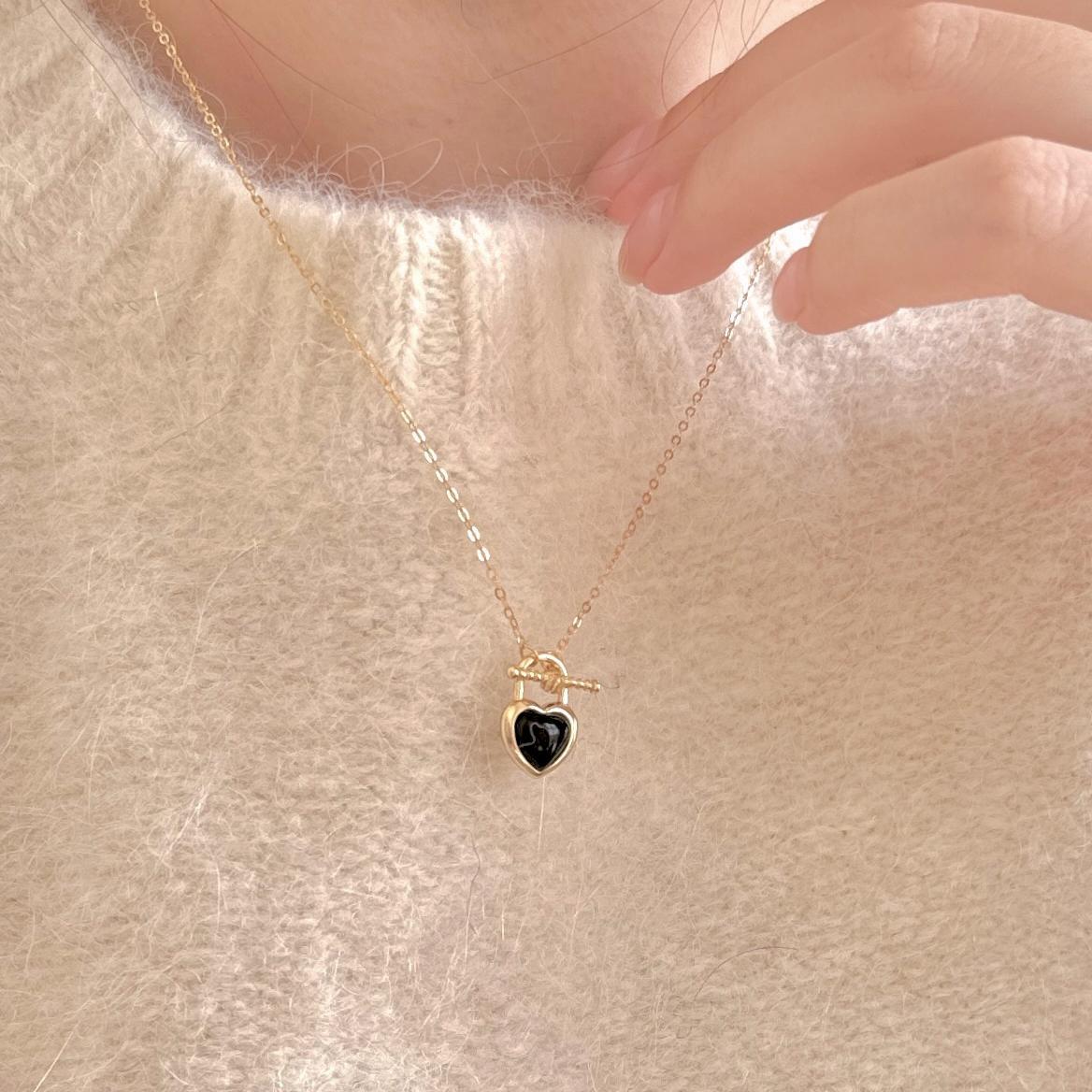 Collar minimalista de ágata negra con forma de corazón de plata de ley 925 con acabado galvanizado en cadena cruzada