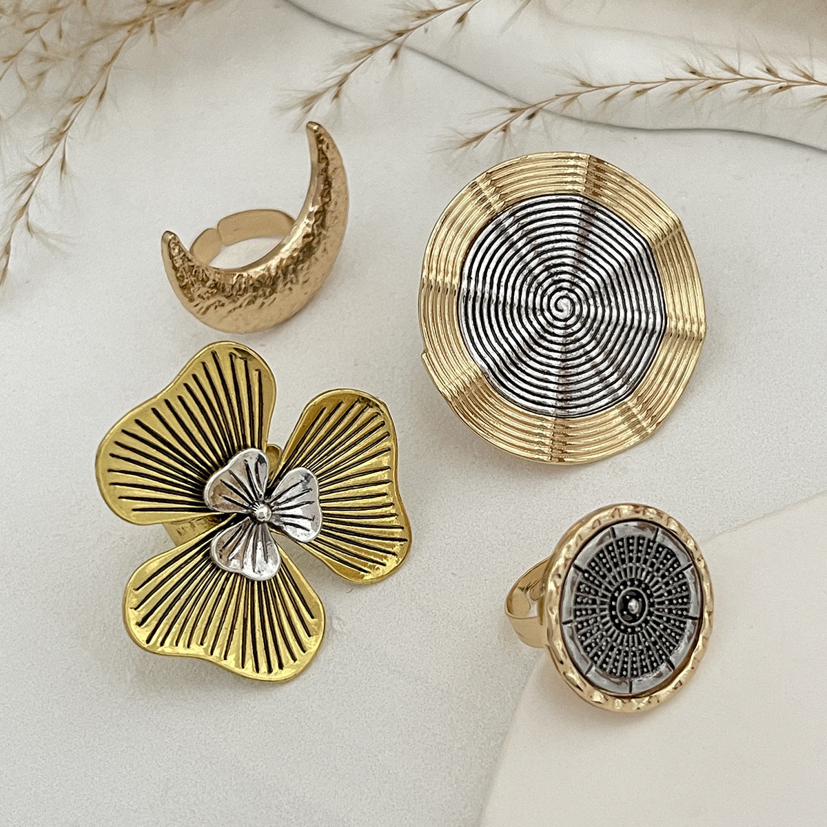 Vintage Round Floral Plated Zinc Alloy Ring Set for Women