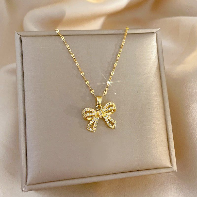 Collar Colgante de Mariposa de Acero de Titanio de Lujo para Mujer con Incrustaciones de Pedrería, Delicada Cadena de Clavícula con Diseño Geométrico, Joyería de Moda Ligera de 8g