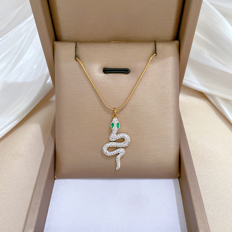 Collana Pendente Minimalista Serpente Occhi Verdi in Acciaio al Titanio per Donne e Uomini, Stile Medaglione Geometrico con Catena Clavicola Placcata Oro