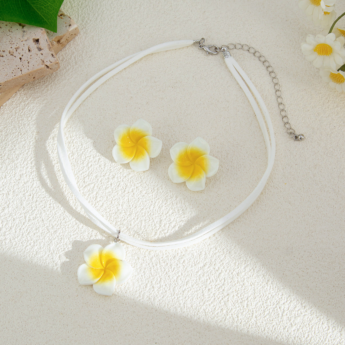 Collar con colgante floral minimalista para mujer con dije de pétalo acrílico y cadena de terciopelo coreano