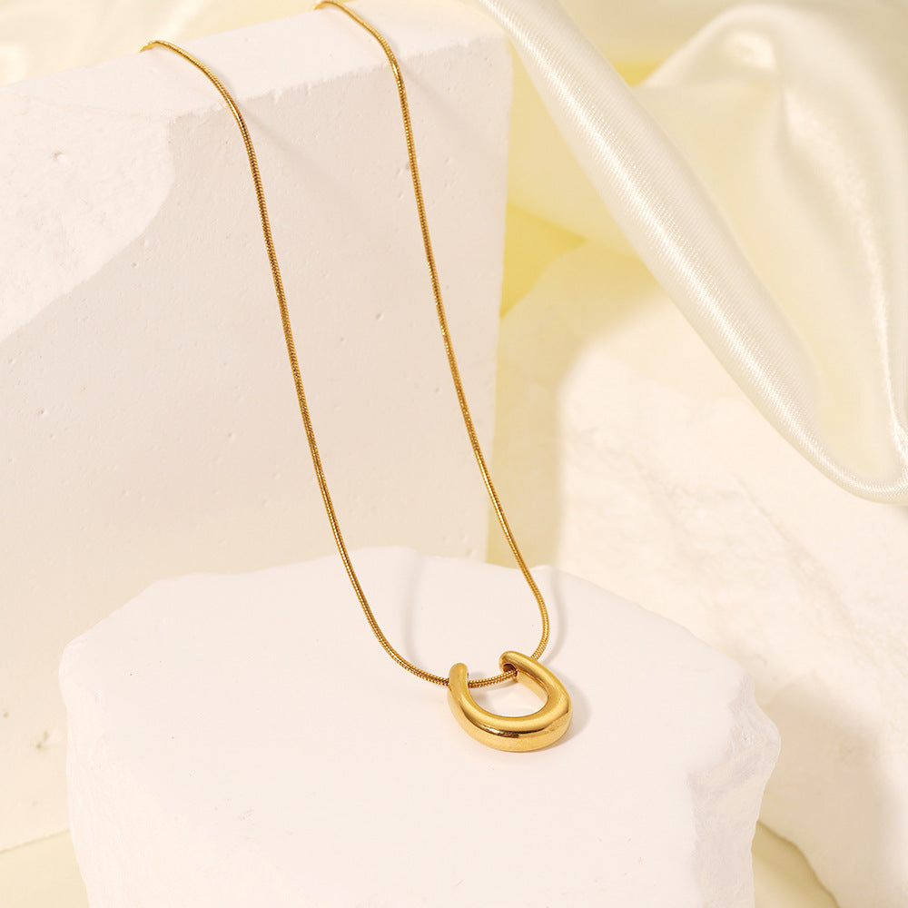 Collana con ciondolo geometrico a forma di U stile INS da donna in acciaio inossidabile placcato oro 18 carati