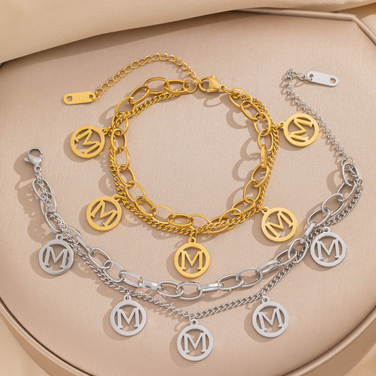 Pulsera minimalista de doble capa con la letra M de acero de titanio para mujer con acabado galvanizado