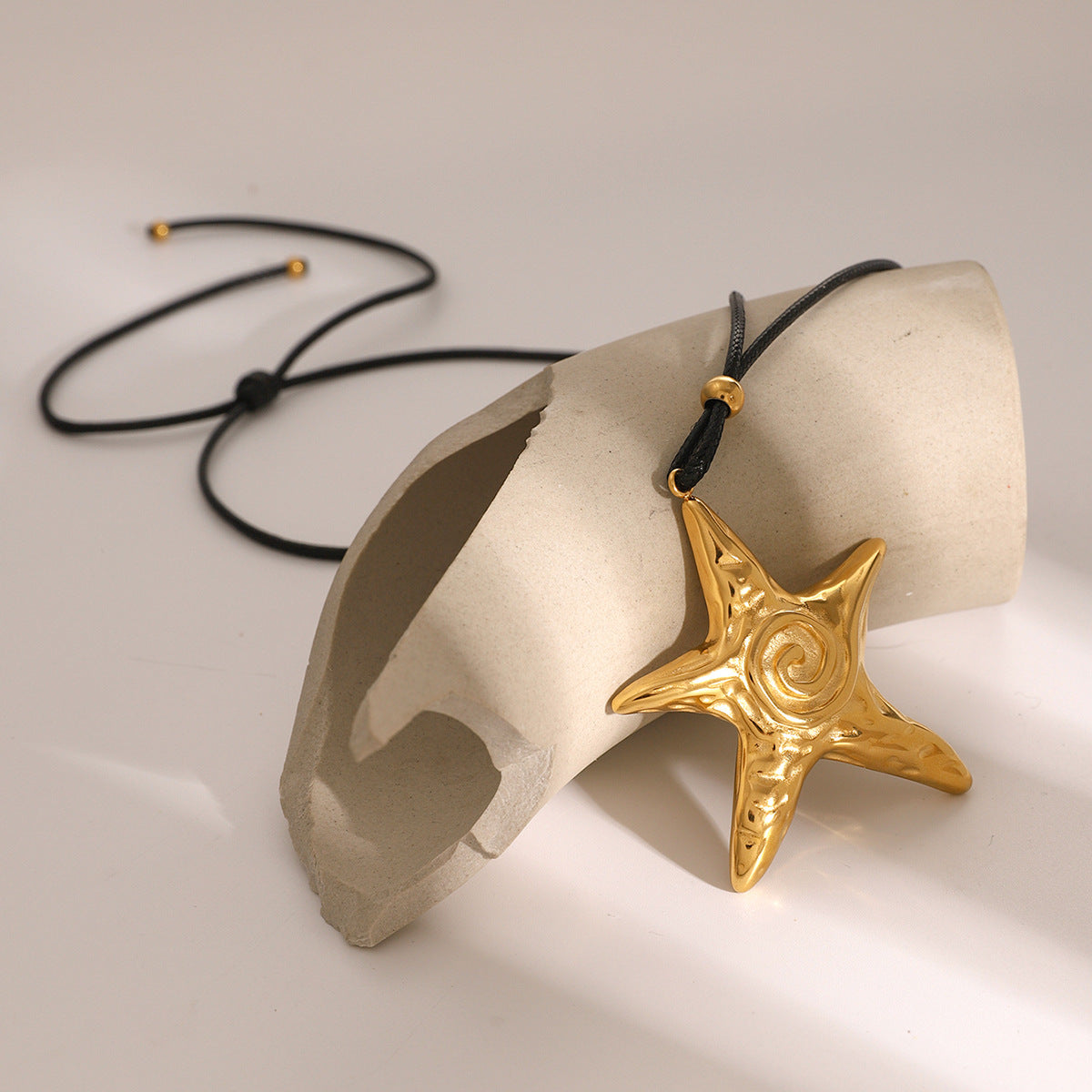 Collana con Ciondolo a Stella in Acciaio Inossidabile Placcato Oro 18 carati Stile Retrò Ins con Cordino in Cera Nera