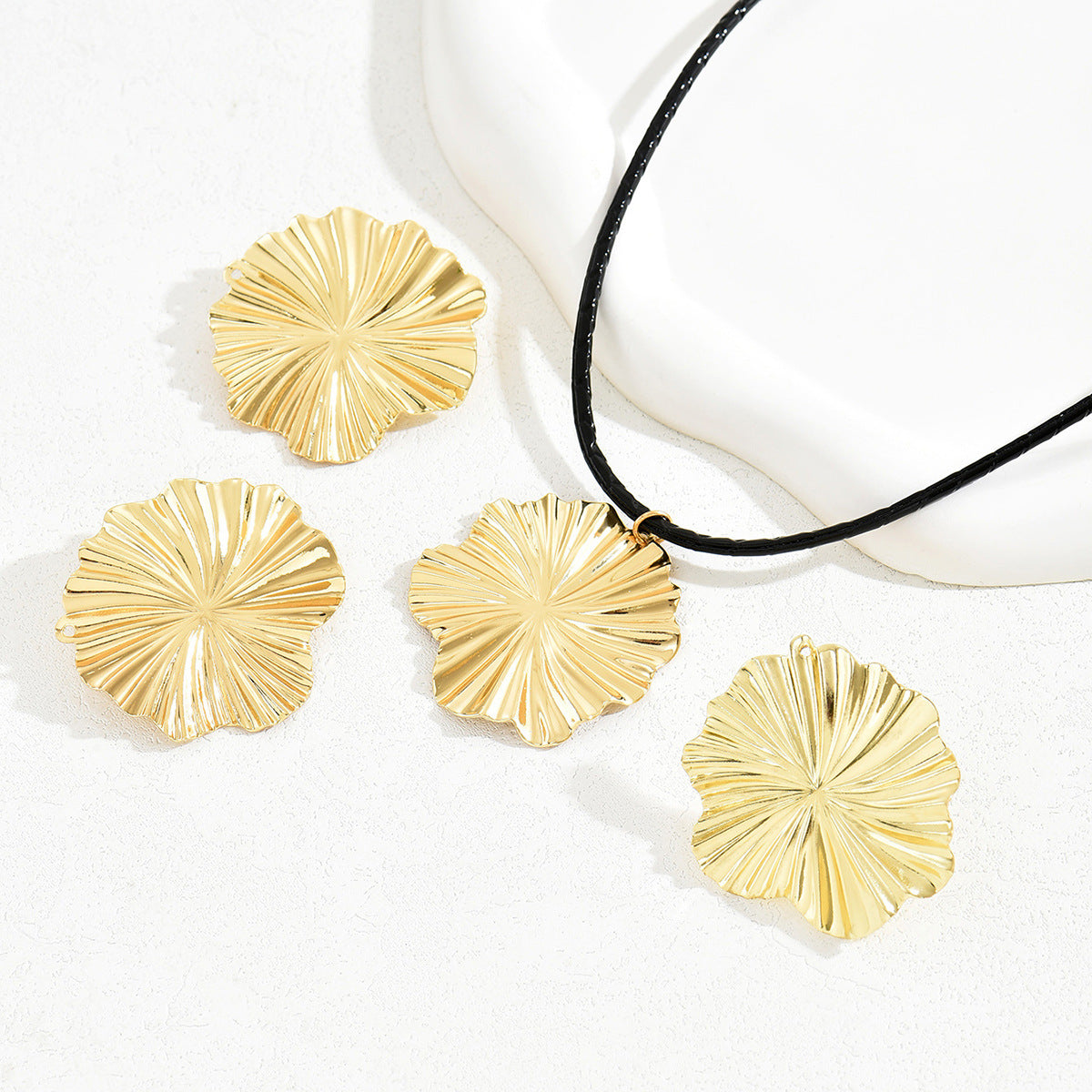 Set di orecchini a lobo e collana lunga con ciondolo a petalo, in lega floreale vintage con finitura galvanica da donna