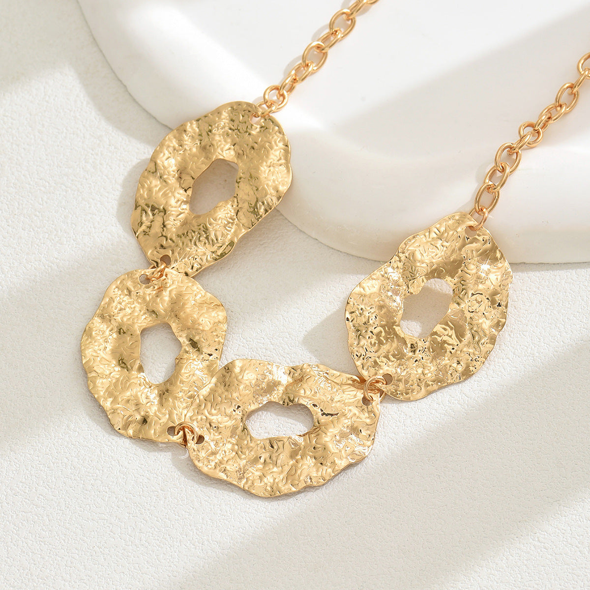Collana con ciondolo geometrico in lega di zinco da donna, finitura galvanica, design piegato irregolare, catena alla clavicola