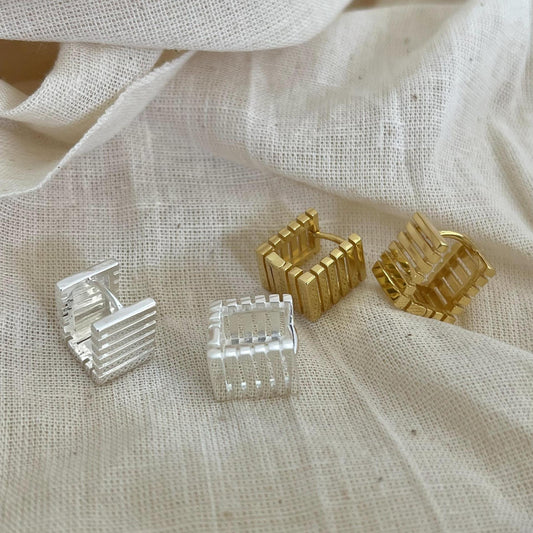 Pendientes Minimalistas de Tuerca Cuadrados Geométricos para Mujer en Plata de Ley 925 con Baño de Oro