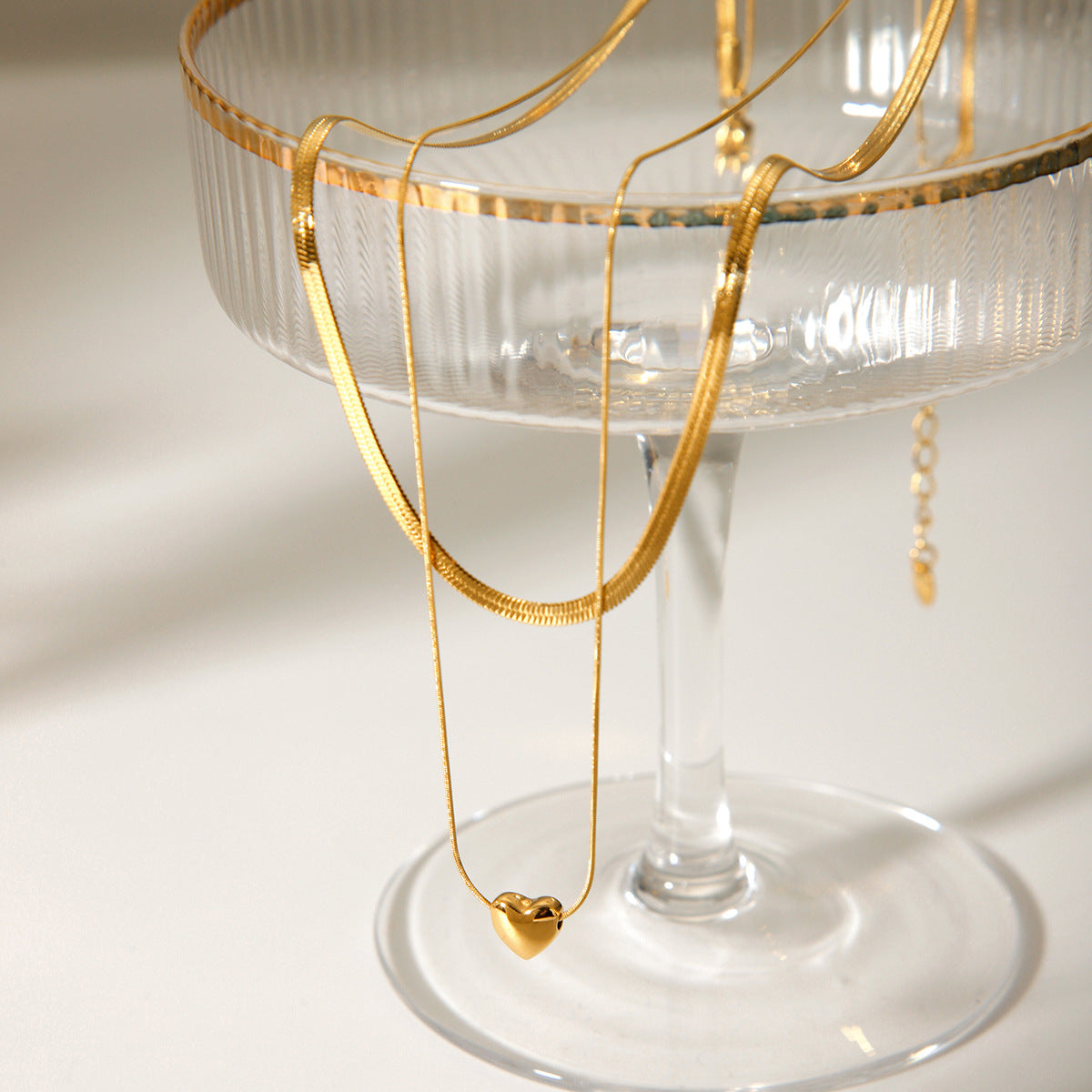Collar de acero inoxidable con colgante de corazón y cadena de serpiente de doble capa chapado en oro de 18 quilates estilo Ins minimalista para mujer