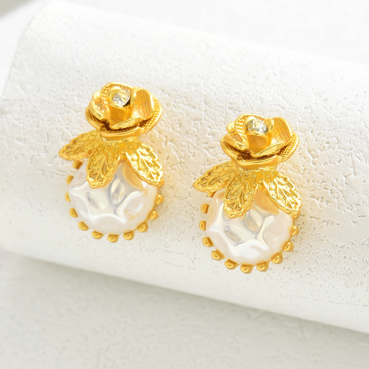Aretes elegantes de pétalos de rosa floral en cobre con incrustaciones de circonita para mujer