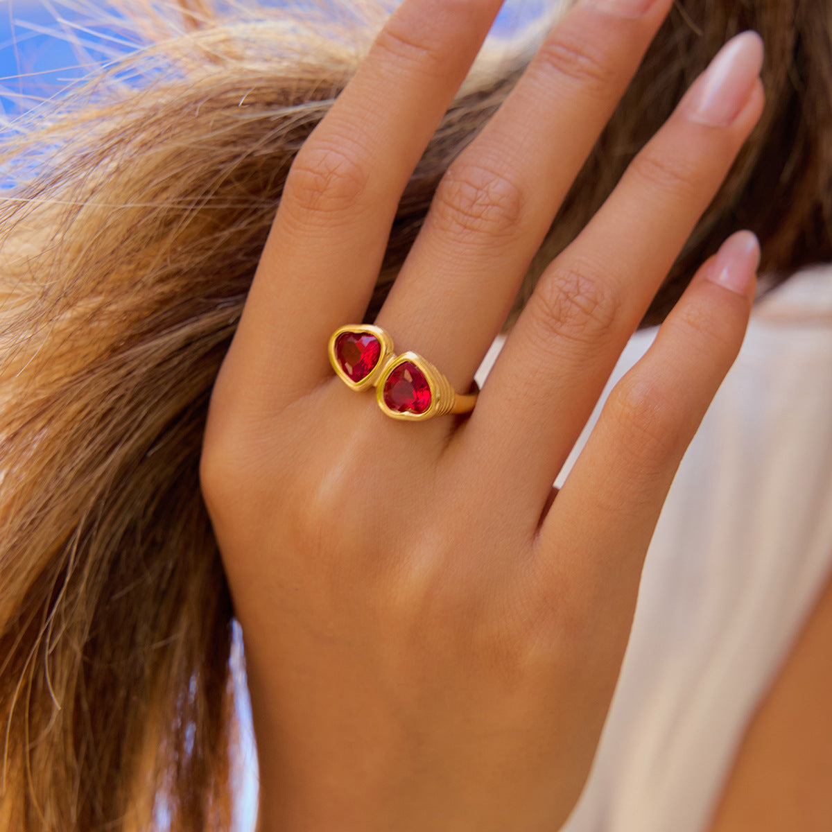 Anillo de acero de titanio con forma de corazón, diseño de moda, con incrustaciones de diamantes de imitación y acabado chapado, para mujer