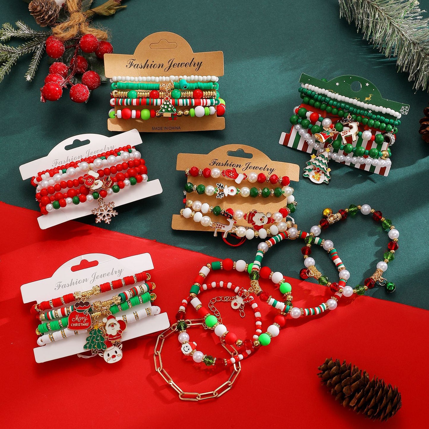 Set di Bracciali Personalizzati a Tema Natalizio con Ciondoli a Forma di Fiocco di Neve, Babbo Natale, Renna e Albero per Donna