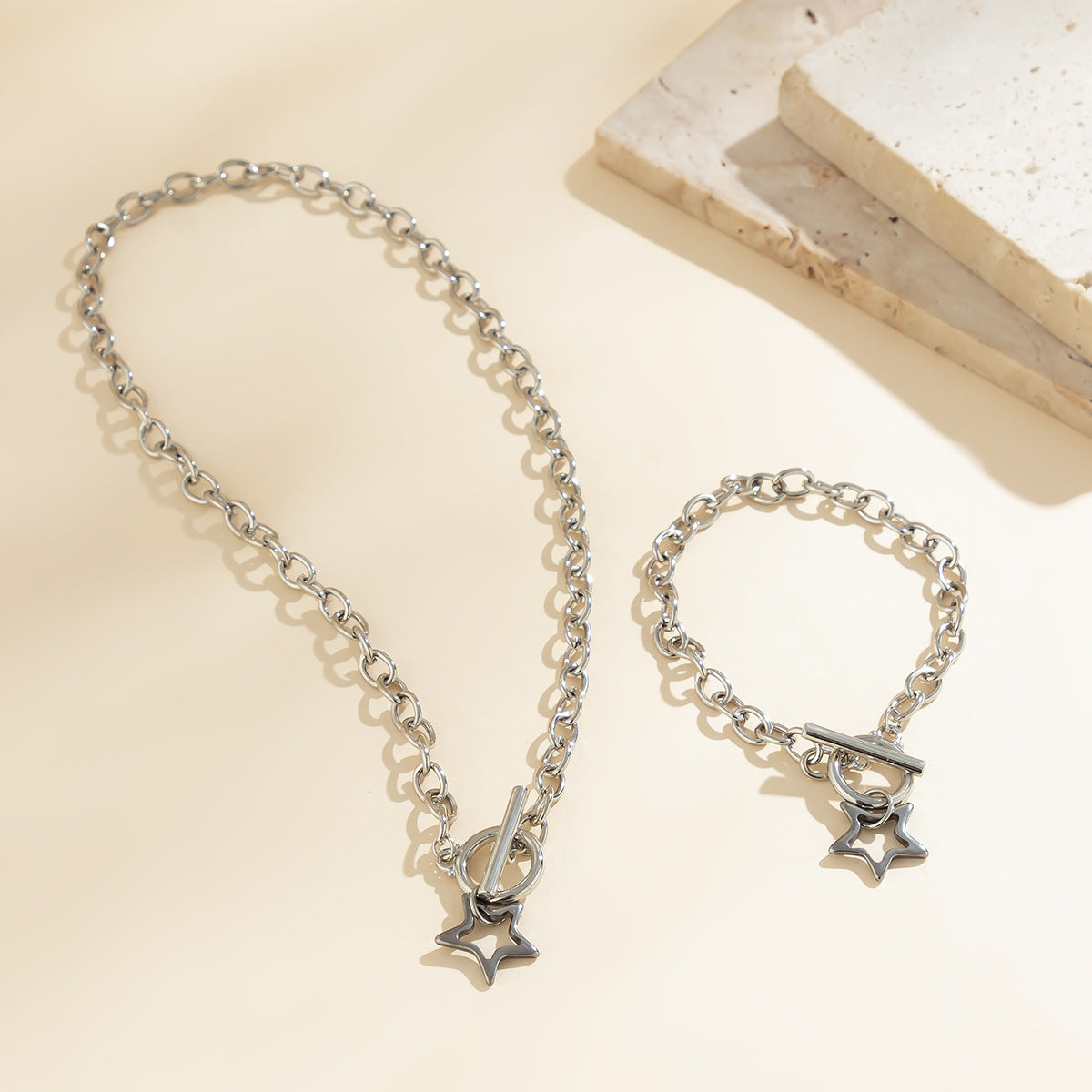 Collar Minimalista de Acero de Titanio con Colgante de Estrella, Diseño Geométrico y Cadena Fina Bañada