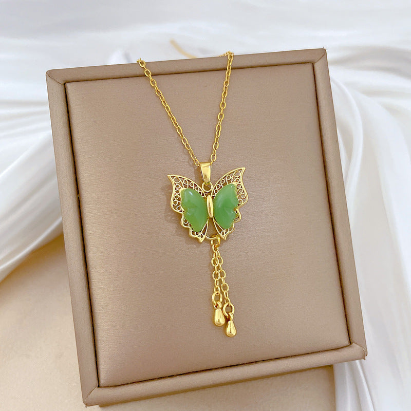 Collana Pendente Elegante a Farfalla in Acciaio al Titanio con Dettagli Verdi e Frange per Donna