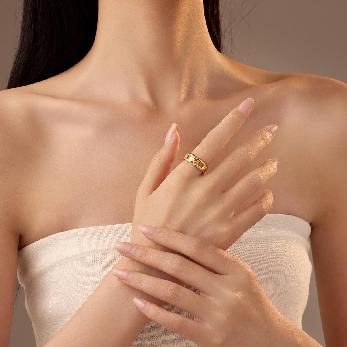 Anello da donna in acciaio al titanio a maglie quadre minimaliste con placcatura in oro 18 carati