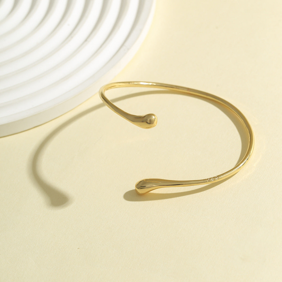 Bracciale minimalista a polsino regolabile in lega di zinco da donna con finitura lucida placcata, design geometrico circolare