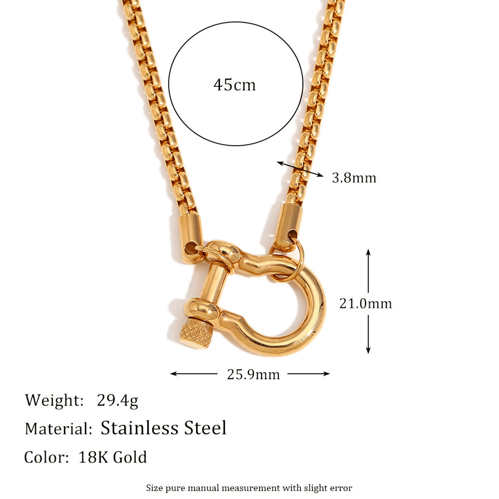 Elegante Collana con Pendente Geometrico in Acciaio Inossidabile, Placcatura in Oro 18K e Accento di Perla Quadrata, Chiusura a Ferro di Cavallo, da Donna