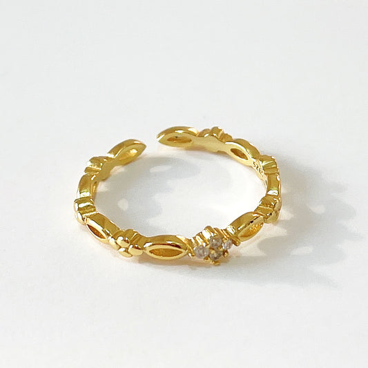 Anillo Minimalista de Plata de Ley 925 Bañado en Oro con Circonitas Cúbicas de Diseño Geométrico