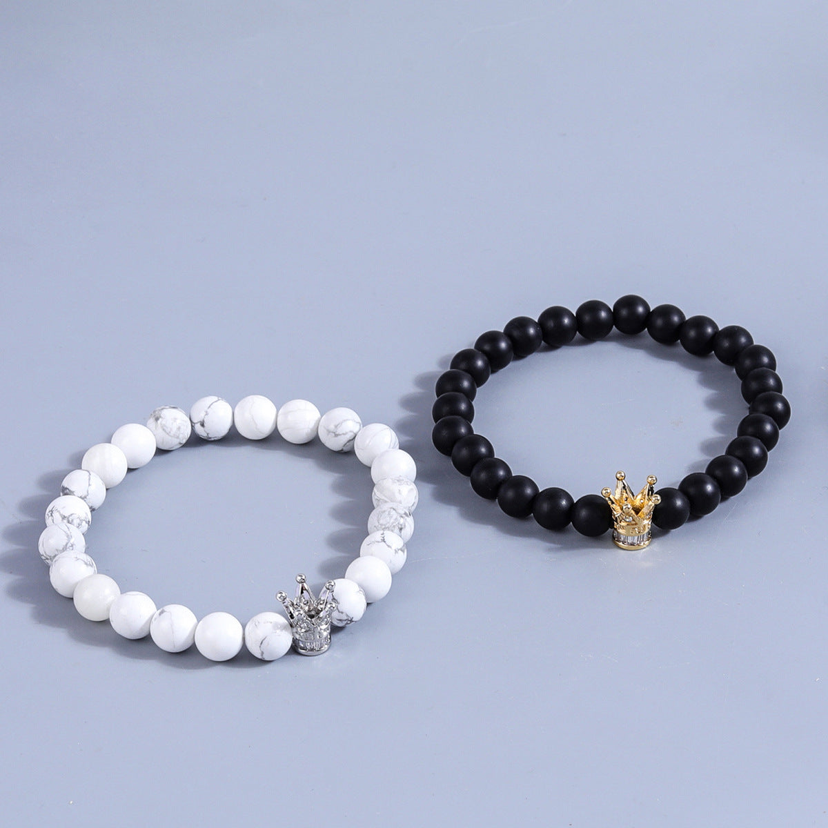 Pulsera Minimalista con Cuentas en Forma de Corona para Hombres y Mujeres, Pulsera Hecha a Mano de Plástico Resina con Incrustaciones de Circonita Chapada en Oro, Joyería Versátil a Juego
