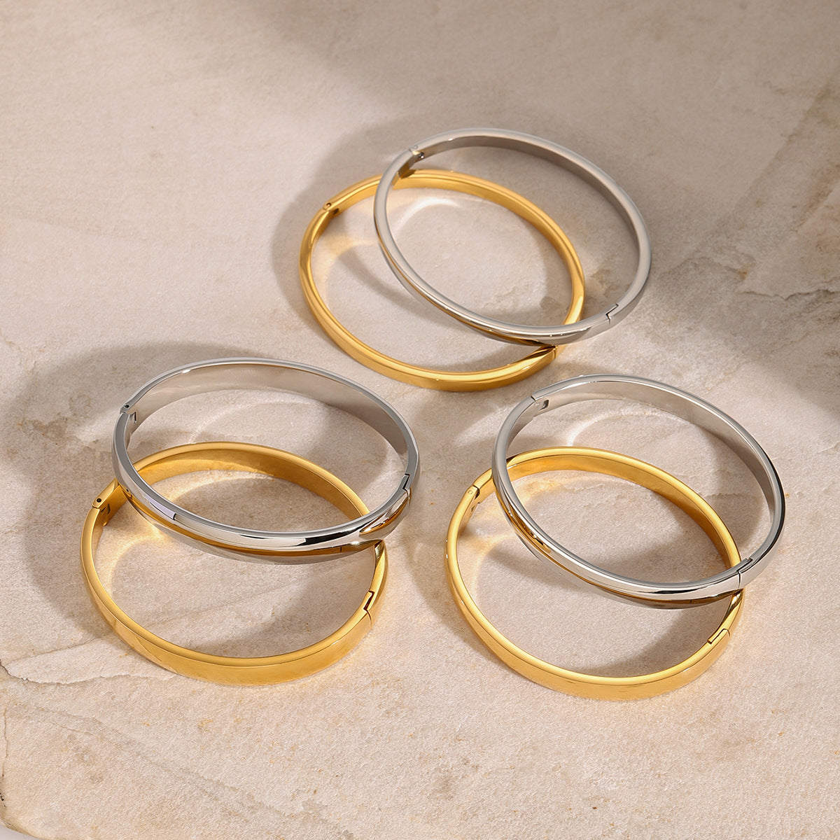 Bracciale a Polsino Minimalista Quadrato in Acciaio Inossidabile con Finitura Placcata per Uomo e Donna