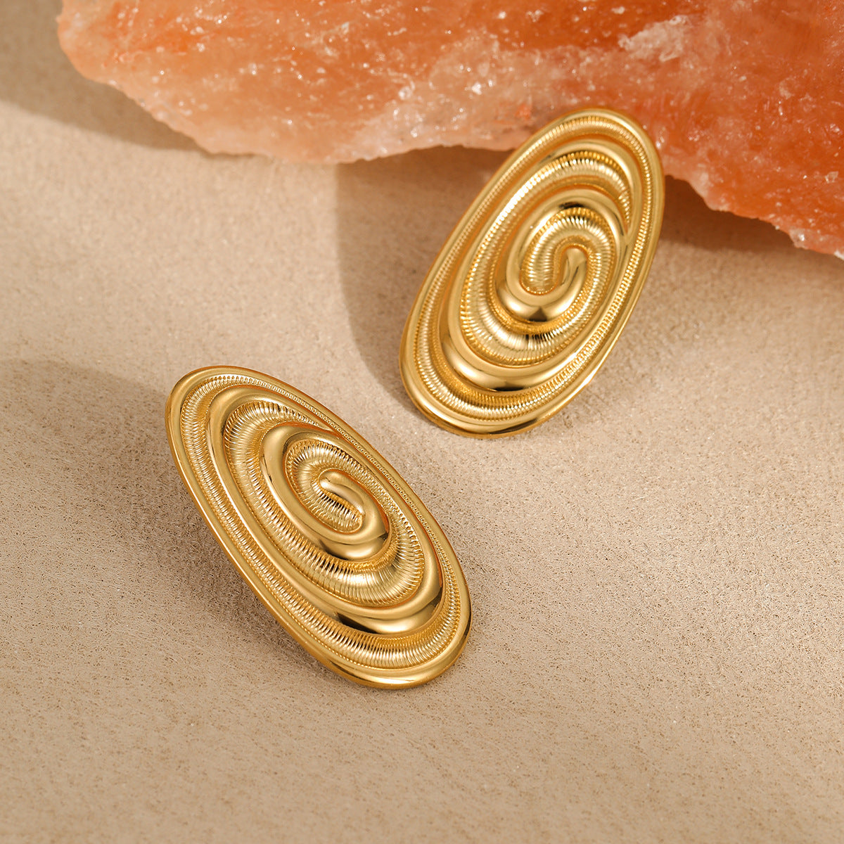 Pendientes ovalados geométricos de acero inoxidable para mujer con acabado chapado y diseño arrugado texturizado