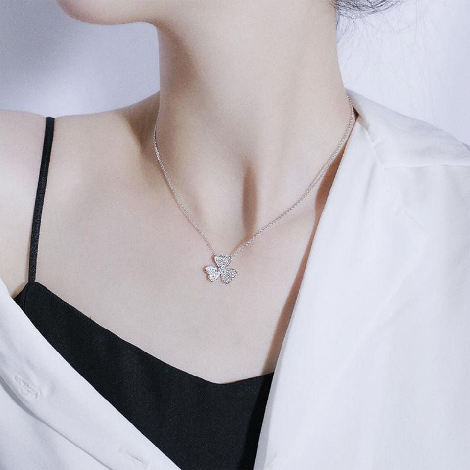 Minimalist Clover-Shaped Titanium Steel Pendant Necklace with Plated Finish for Women, Dainty Locket Chain with Three-Petal Floral Design