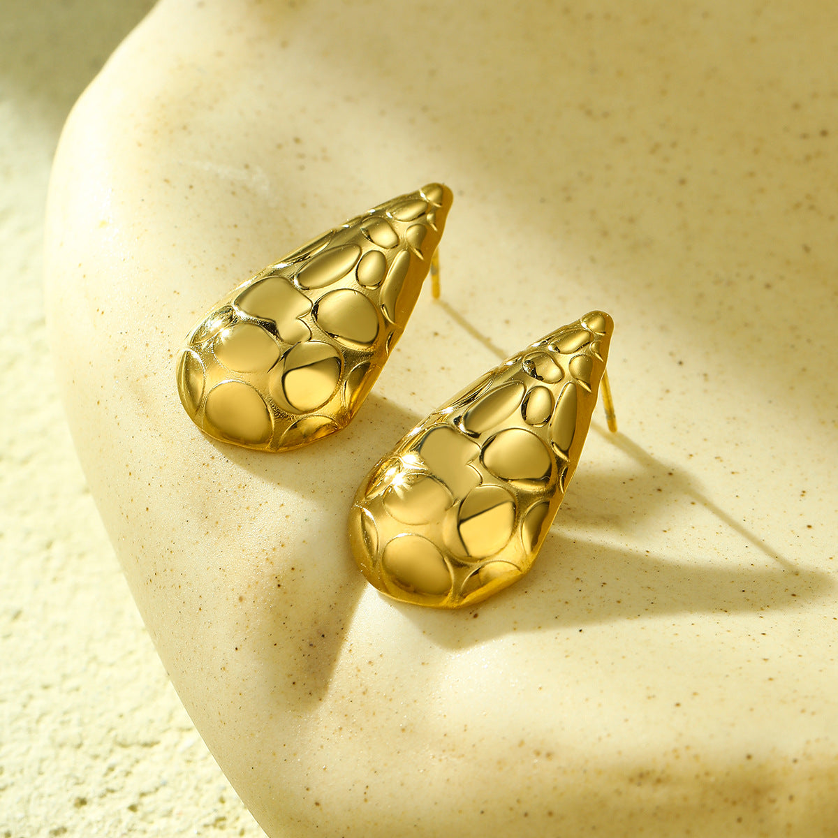 Orecchini a Goccia Irregolare in Acciaio al Titanio Stile Minimalista INS con Placcatura in Oro 18K e Texturizzazione Martellata