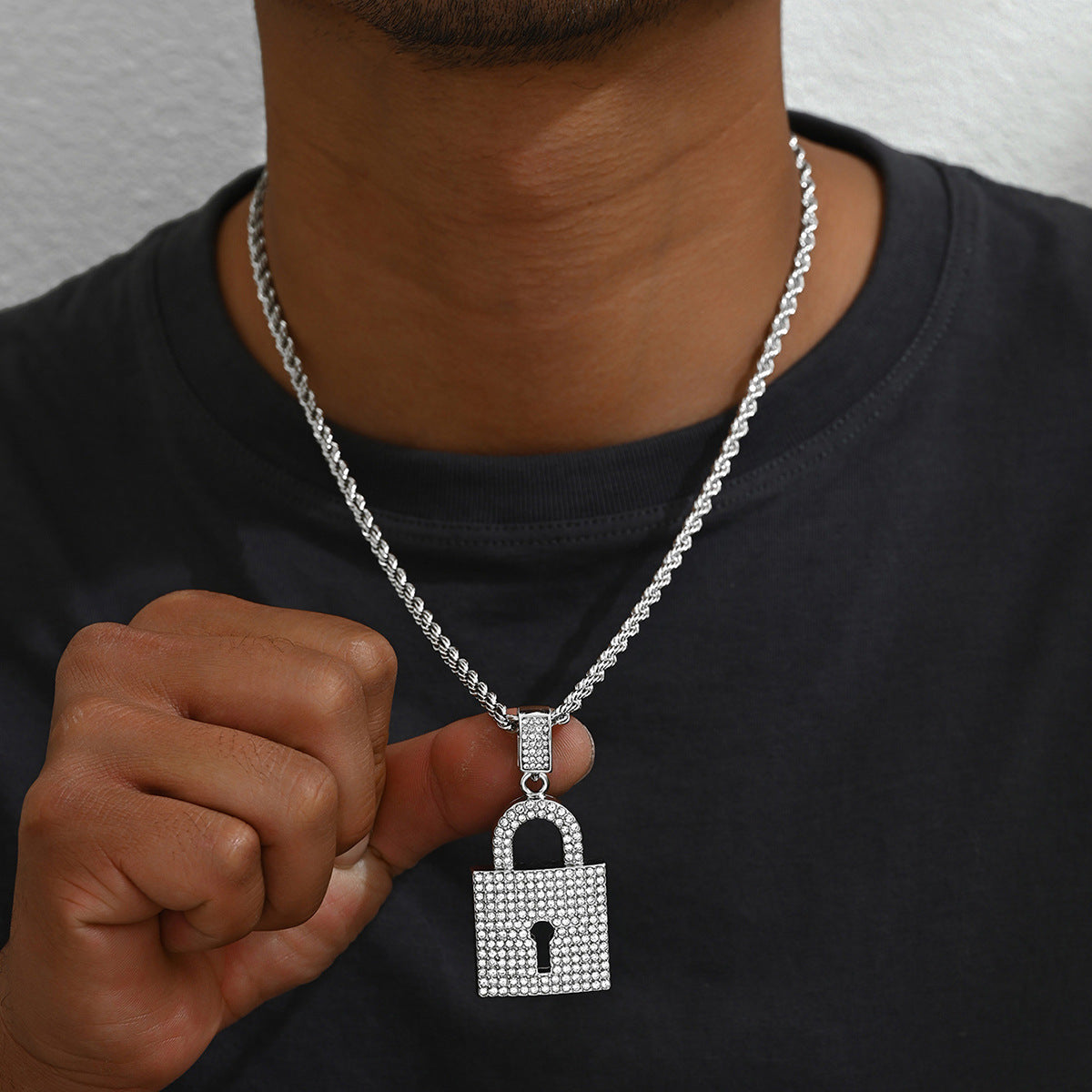 Collana da uomo con ciondolo a forma di lucchetto in stile hip hop, con corpo in lega e intarsio di strass su catena cubana