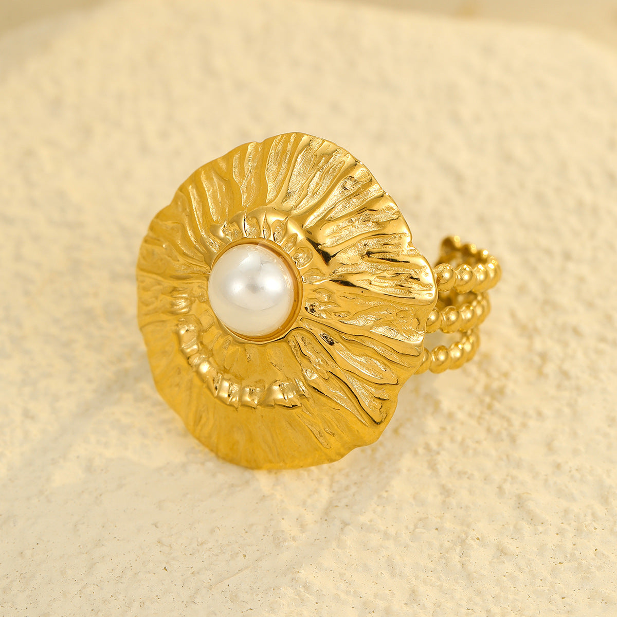 Anello da donna alla moda in acciaio al titanio geometrico con texture circolare e intarsio di perle