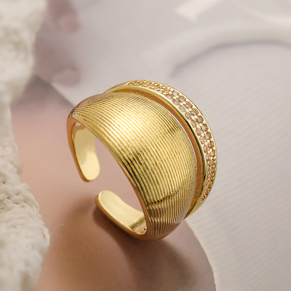 Anello Aperto Geometrico Vintage da Donna in Rame con Placcatura in Oro 18K e Intarsio di Zirconi