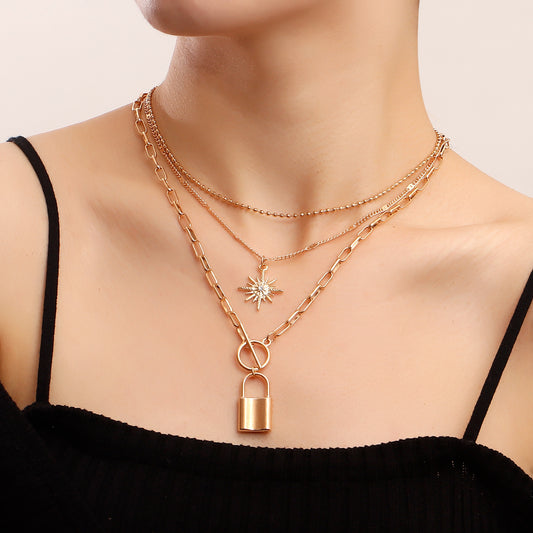 Collana con ciondolo a lucchetto geometrico in stile punk da donna con catena in lega placcata oro e design impilabile a più strati